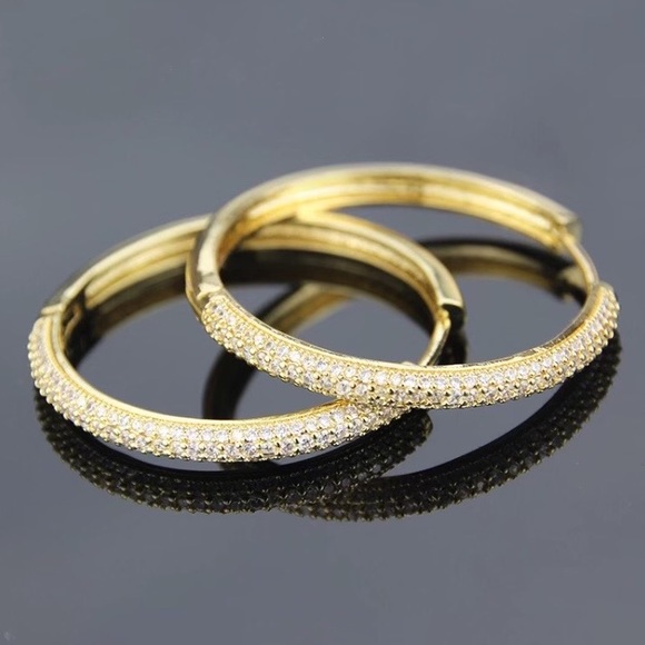 Jewelry - NEW 18K gold  hoop diamond earrings